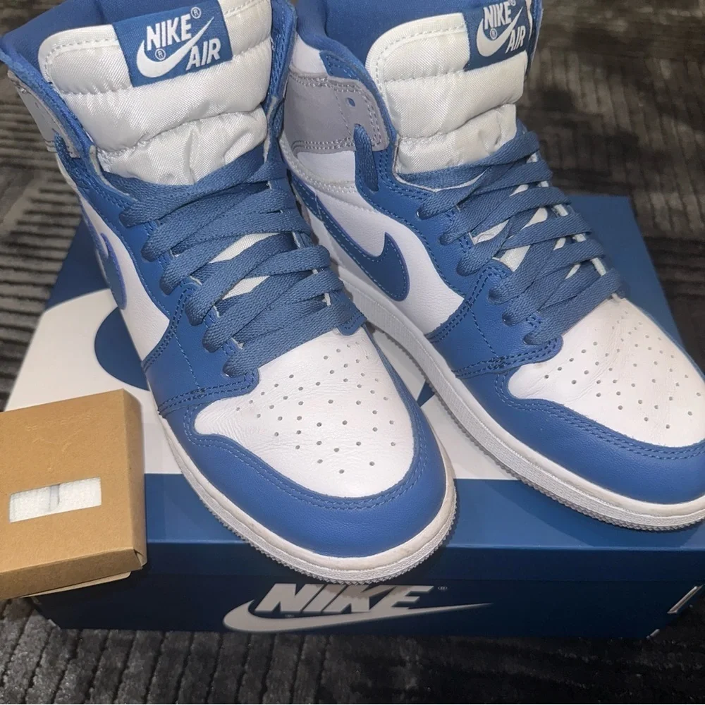 AIR JORDAN 1 RETRO HIGH OG FD1437 410 TRUE BLUEWHITE-CEMENT GREY VRAI BLEU/GRIS